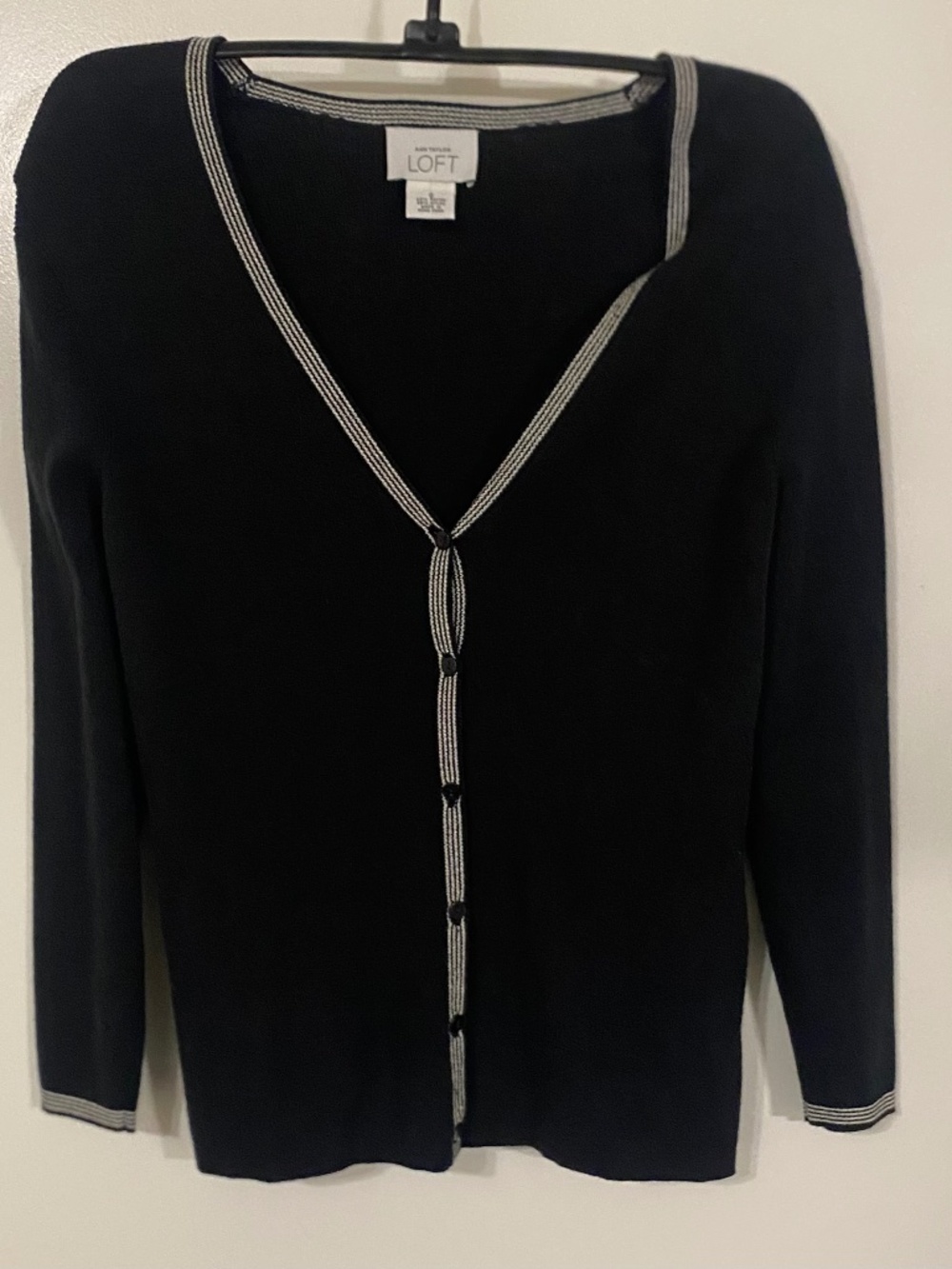 ANN TAYLOR LOFT WOMEN KNIT TOP V-NECK L/SLEEVE BLACK/WHITE ACCENT SZ S BUTTONED